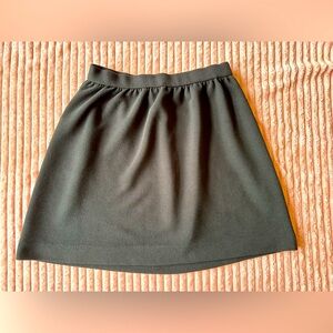 ELLE- small, black skirt with elastic waist